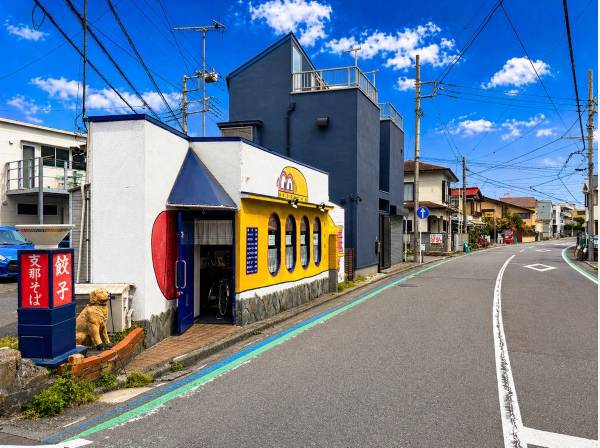 ローカルの空気感が心地よい、湘南らしい街並みのワンシーン。