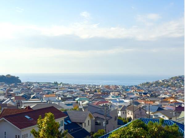 海と江ノ島を見下ろす開放的な眺望が広がります。