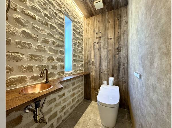 石張りがお洒落なトイレ