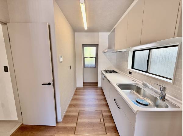 キッチン奥には勝手口