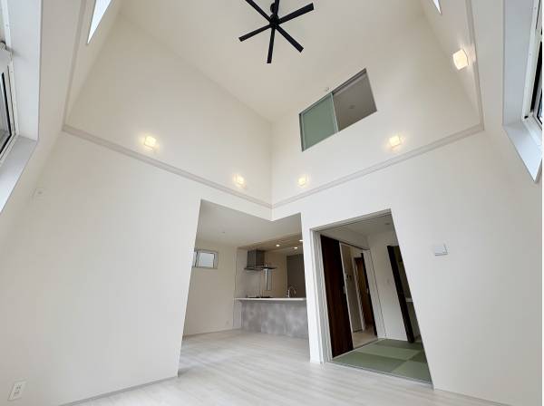 吹き抜け開放的なリビング