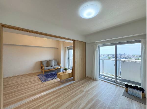 リビングと併設の1部屋は開放すると約21.5帖の広い空間に。