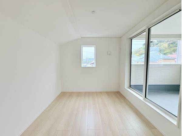 バルコニーと繋がる5.5帖の洋室