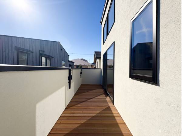 リビングから続くワイドなウッドバルコニー