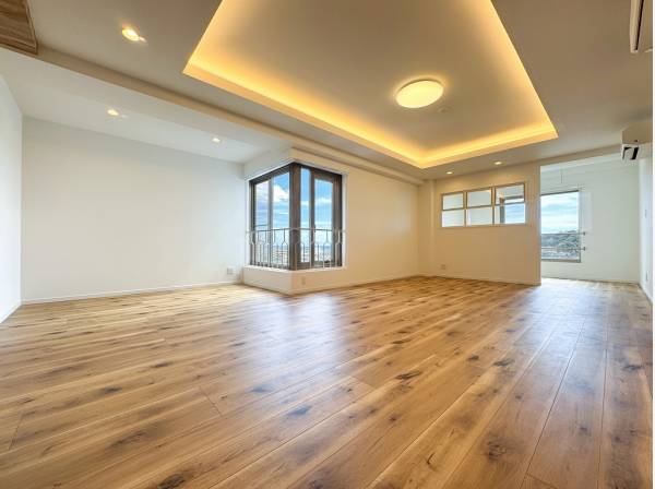 折り上げ天井やコーナー窓など立体感のあるLDKは南向きで明るい印象