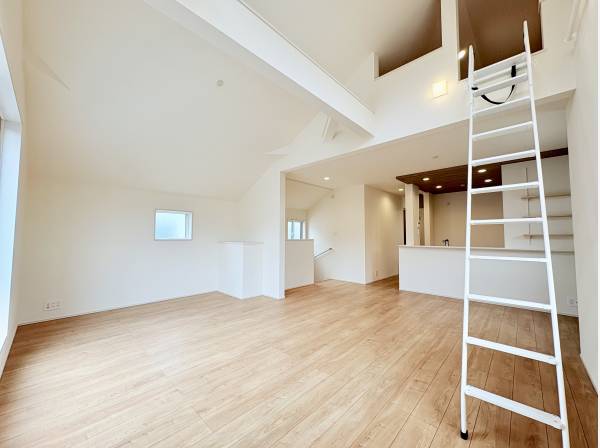 勾配天井で開放感あるLDK