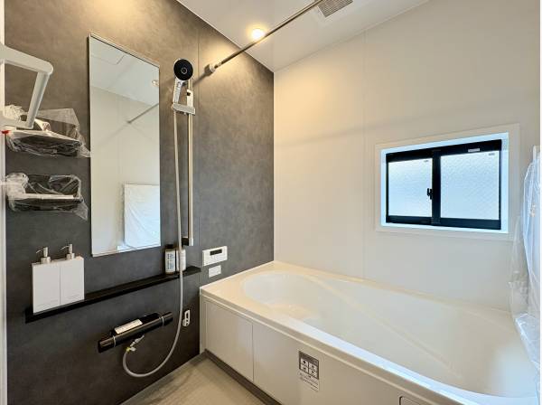 浴室乾燥機付きのバスルーム