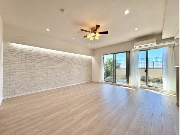 開放的で日当たり良好なリビング