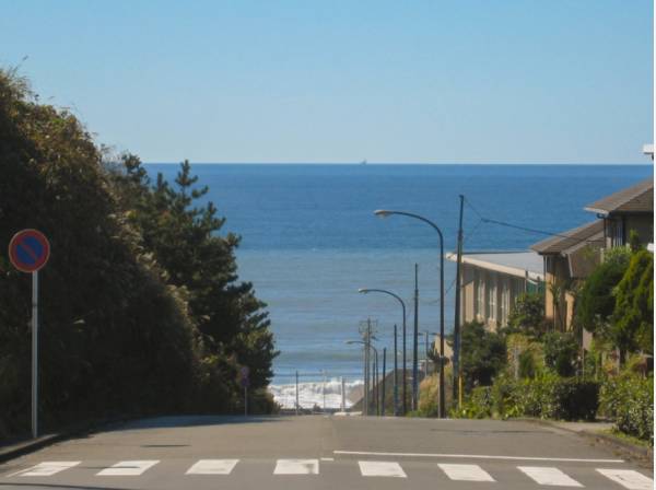 七里ヶ浜海岸まで約2.2ｋｍ