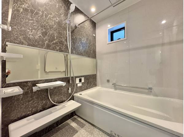 大きな鏡が設置された浴室はとても広く感じます。