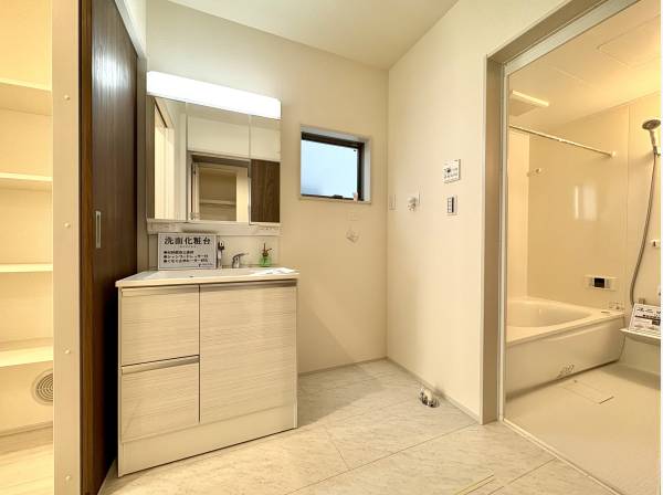 パウダールームはキッチンと玄関へ繋がる回遊動線