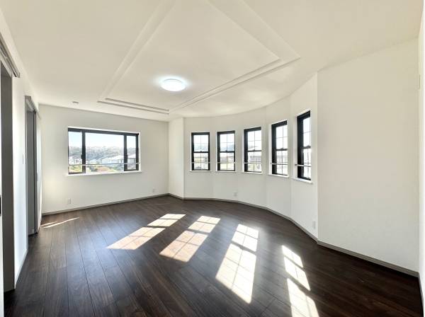 窓を巡らせた特別な一室。時間帯で表情が変わる光と影を楽しむ寝室。