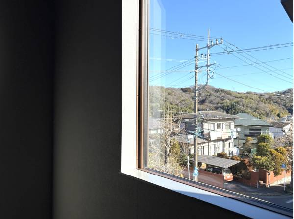 お部屋の窓からは低山の緑を望みます