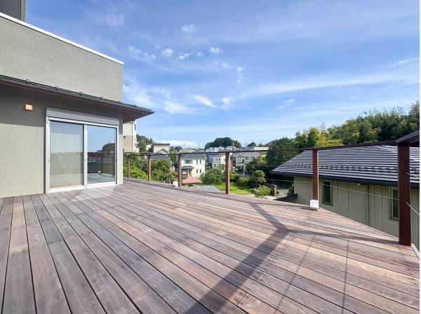 南西に広く面したウッドデッキはBBQやヨガなどアクティブな活用も◎