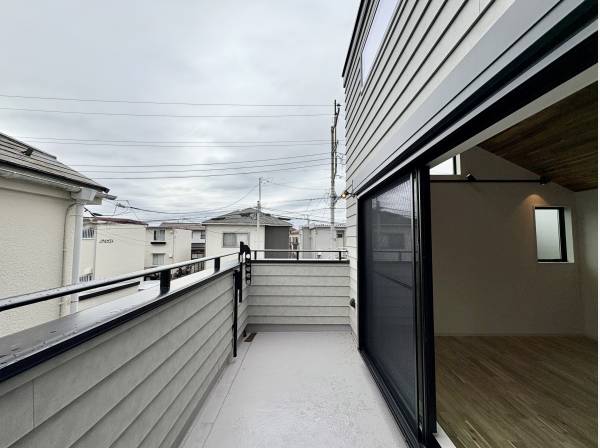 バルコニーも広く洗濯も楽々