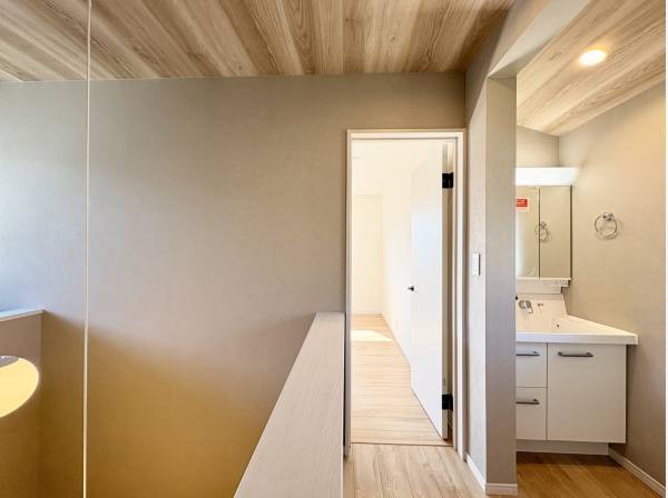 2階ホールも開放的な空間です