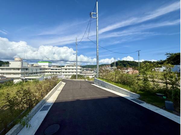 きれいに整備された広々とした開発道路。　青空が似合う閑静な住宅街です