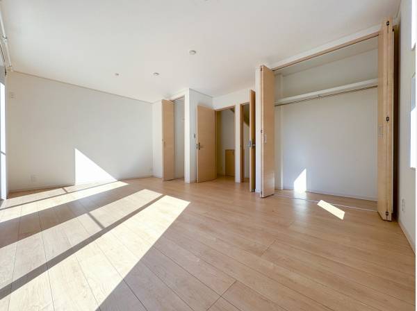 将来的に間仕切りなどで分割することも可能な約12帖のベッドルーム