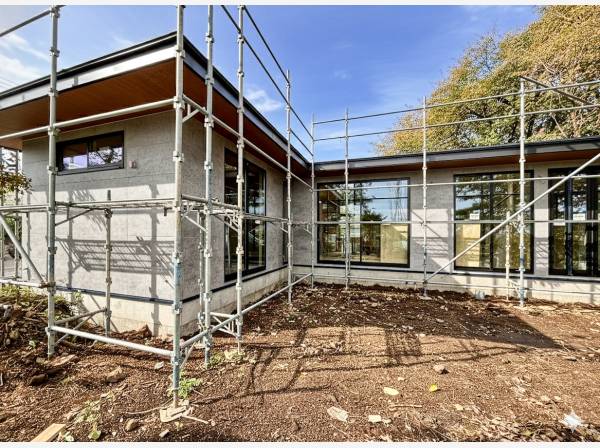 中庭部分に、広いウッドデッキテラスとプールが設置されます