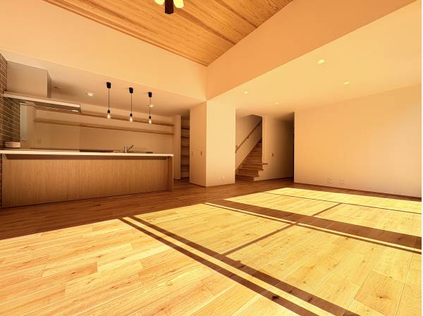 上部吹き抜けの開放的なLDK約19帖