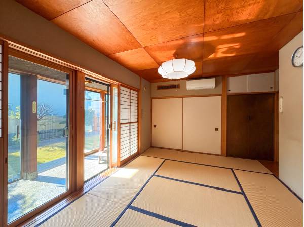 広縁から光が射し込む本格的な和室 いぐさの香りに包まれる心静かな空間