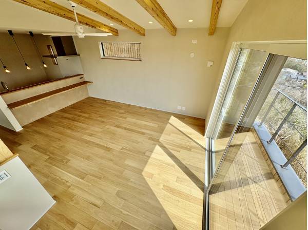 リビングの大きな窓からの眺めもいいですよ！