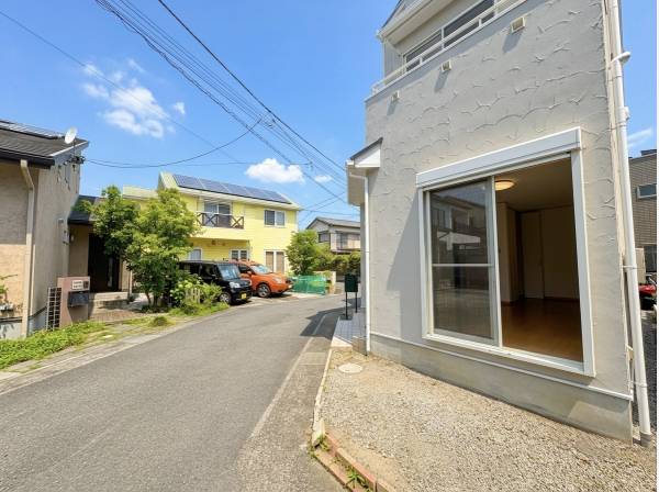 前面道路は広く運転もストレスフリー