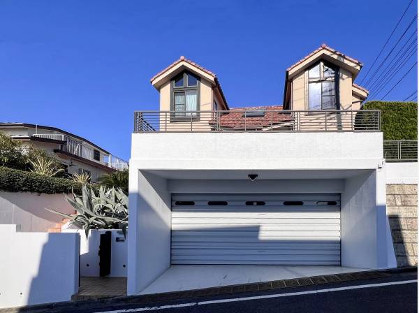 愛車を大切に格納する真っ白なビルトインガレージ