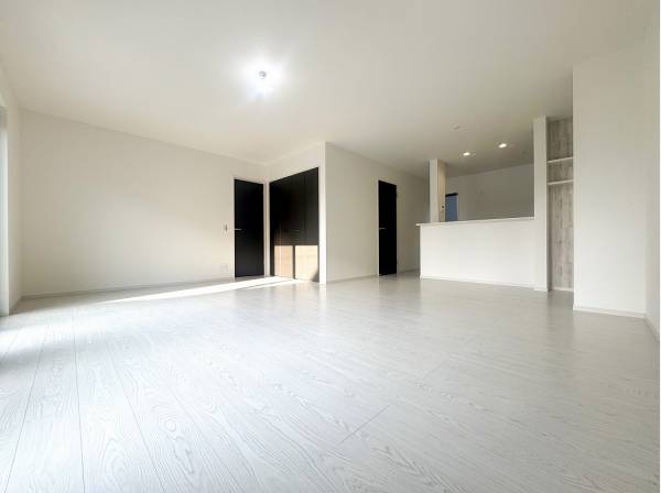 陽光がたっぷり差し込む南西向きLDKは約21帖の広々空間