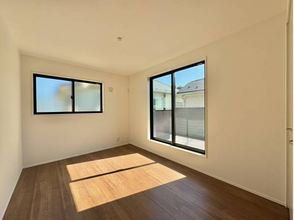 ２面の窓採光で明るい居室です。