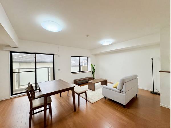 二面窓から光が差し込み明るい空間