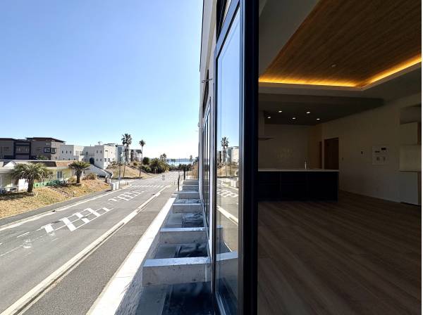 リビングの先にはウッドデッキを設置予定です。海を眺めます。