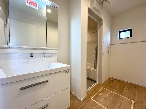 白を基調とした爽やかな洗面空間が日常を整えてくれる雰囲気