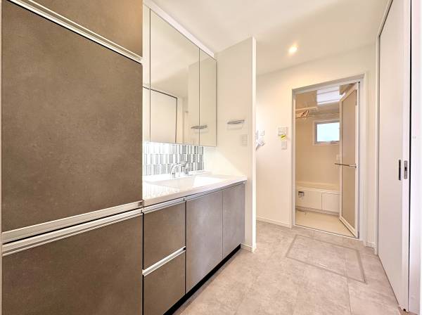 パウダールームもゆとりの空間で収納たっぷりです。