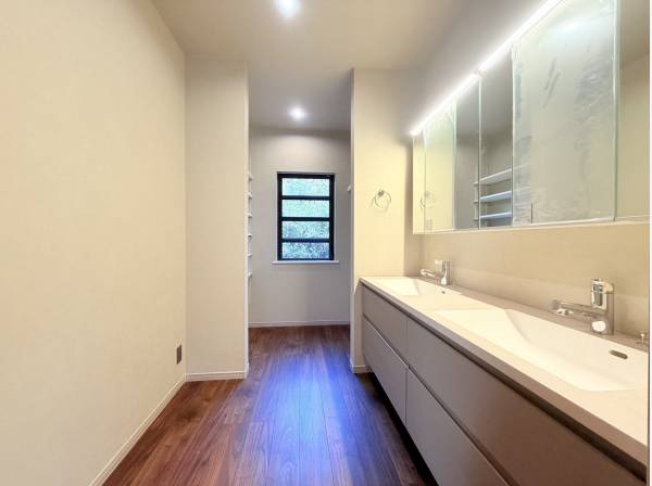 パウダールーム、奥には収納も！