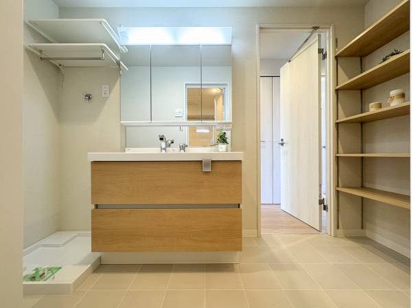 可動棚を備えたサニタリールームもゆったりとした広さ