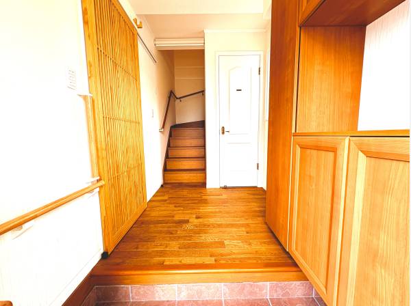 1Fは和　趣を感じる引き戸が素敵！　お客様用として使えるレストルームもあり