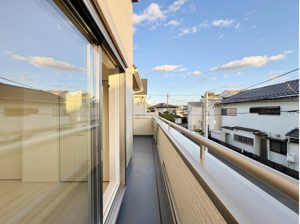 2部屋から行き来できるバルコニー