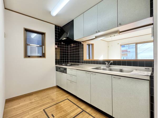 ゆったりとした料理スペースと収納