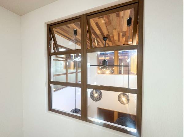 室内窓とデザイン天井が織りなす計算された吹抜けの景色