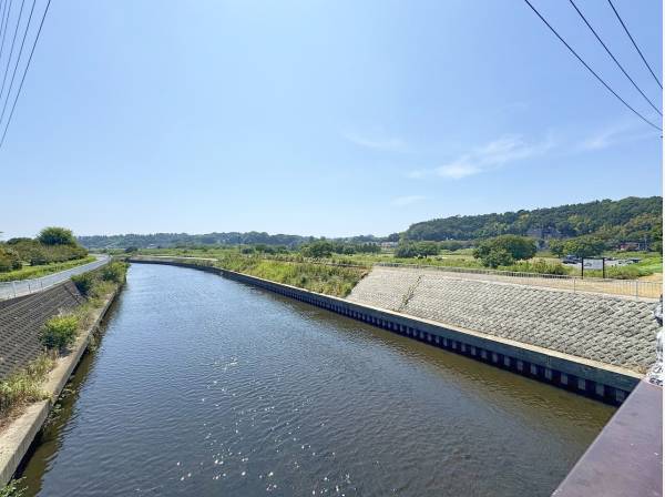 広大な親水公園。浅い川の中州で遊ぶお子さんの姿が和みます。
