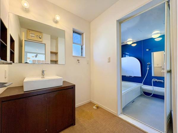 おしゃれな造作洗面化粧台や鮮やかなバスルームなどこだわり満載の水周り