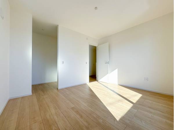 WICが完備された居室は大きなベッドもゆとりを持って置けそう