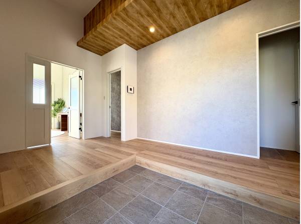 明るい光が差し込む穏やかな玄関ホール