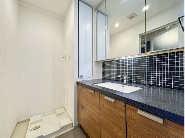 タイルの遊び心が添えられたゆとりある洗面化粧台