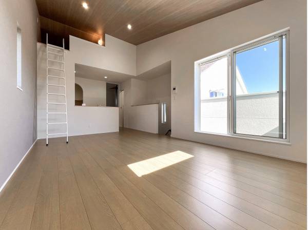 会話が飛び交いそうな開放的なリビングとロフト