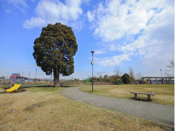 広々とした「なかむら公園」まで徒歩５分(約350ｍ)