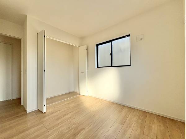 収納付きで空間をすっきり保てる快適な洋室設計。