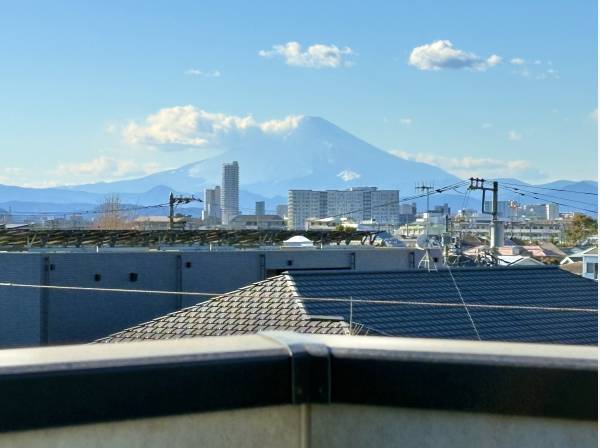 都会の喧騒を忘れさせる、開放感あふれるルーフバルコニー。