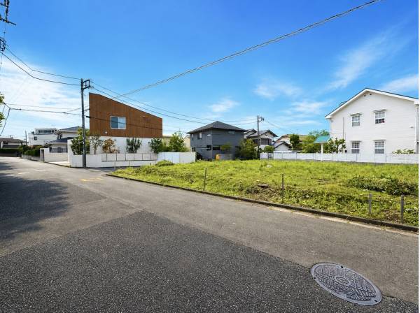 周囲は落ち着いた戸建て街区。静けさと開放感を兼ね備えた住環境。